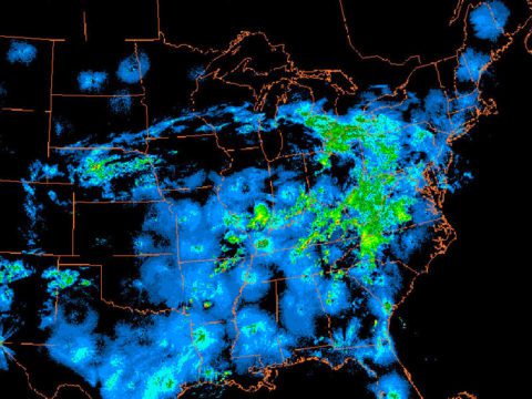 Radar showing bird migration across the eastern US