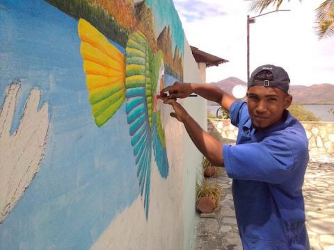 Un hombre pintando una mural