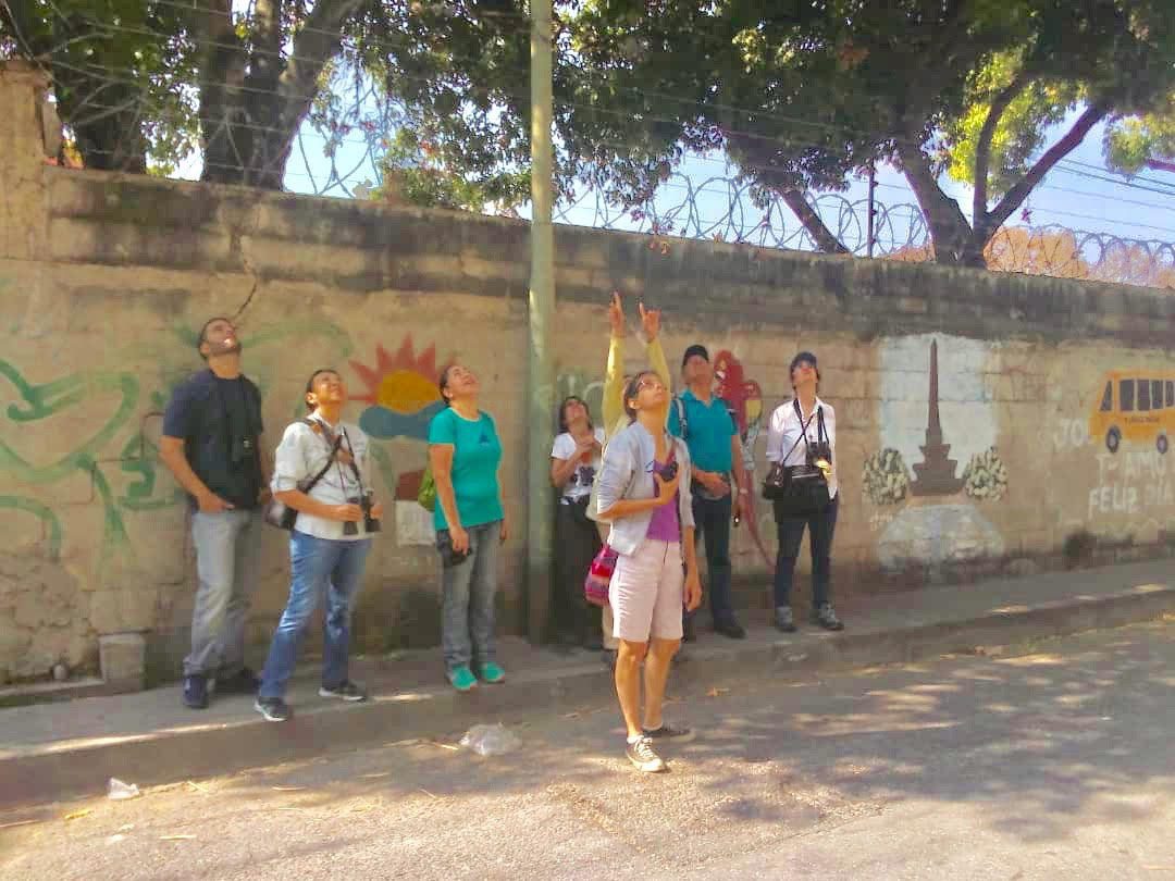Un grupo de personas enfrente de una mural