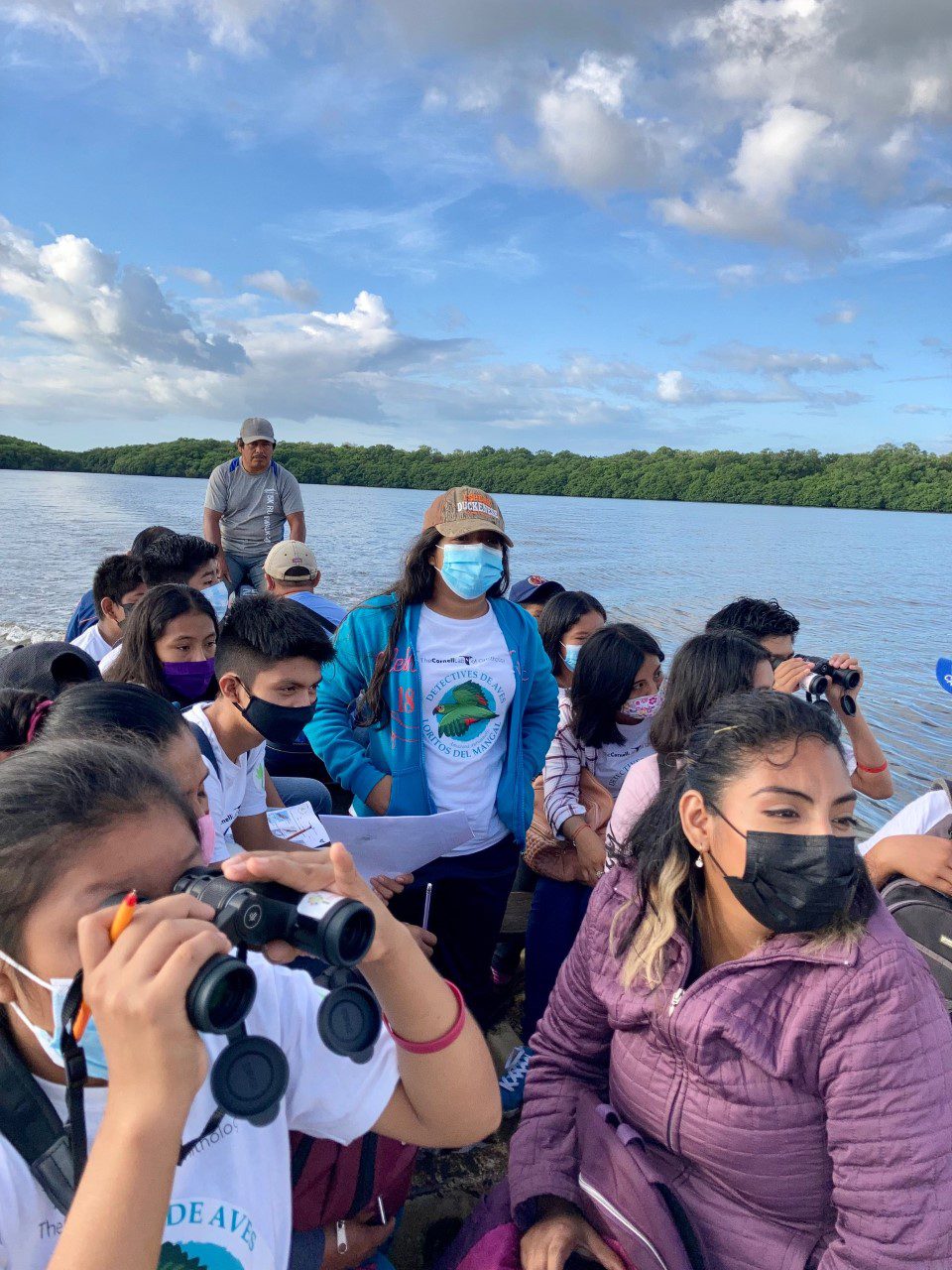 Gran grupo de personas en medio de un lago en un bote