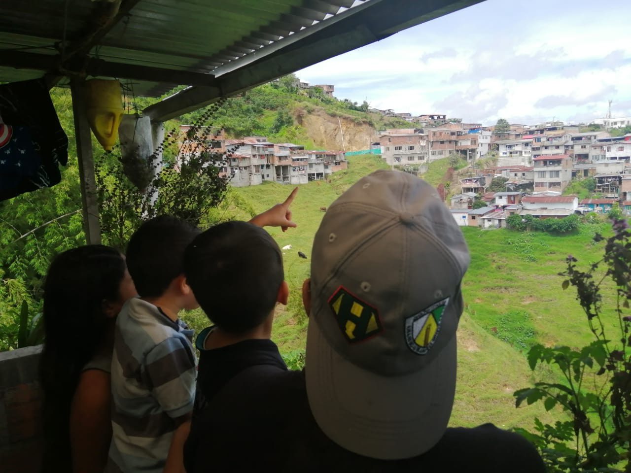 Niños apuntando a aves en el horizonte urbano.